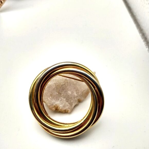 Gold toned wreath‎ brooch